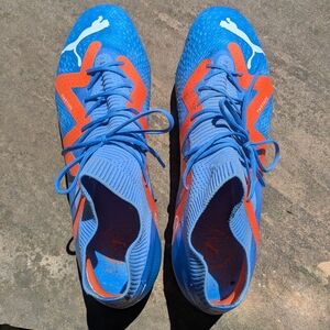 Puma Men's Blue and Orange Soccer Shoes